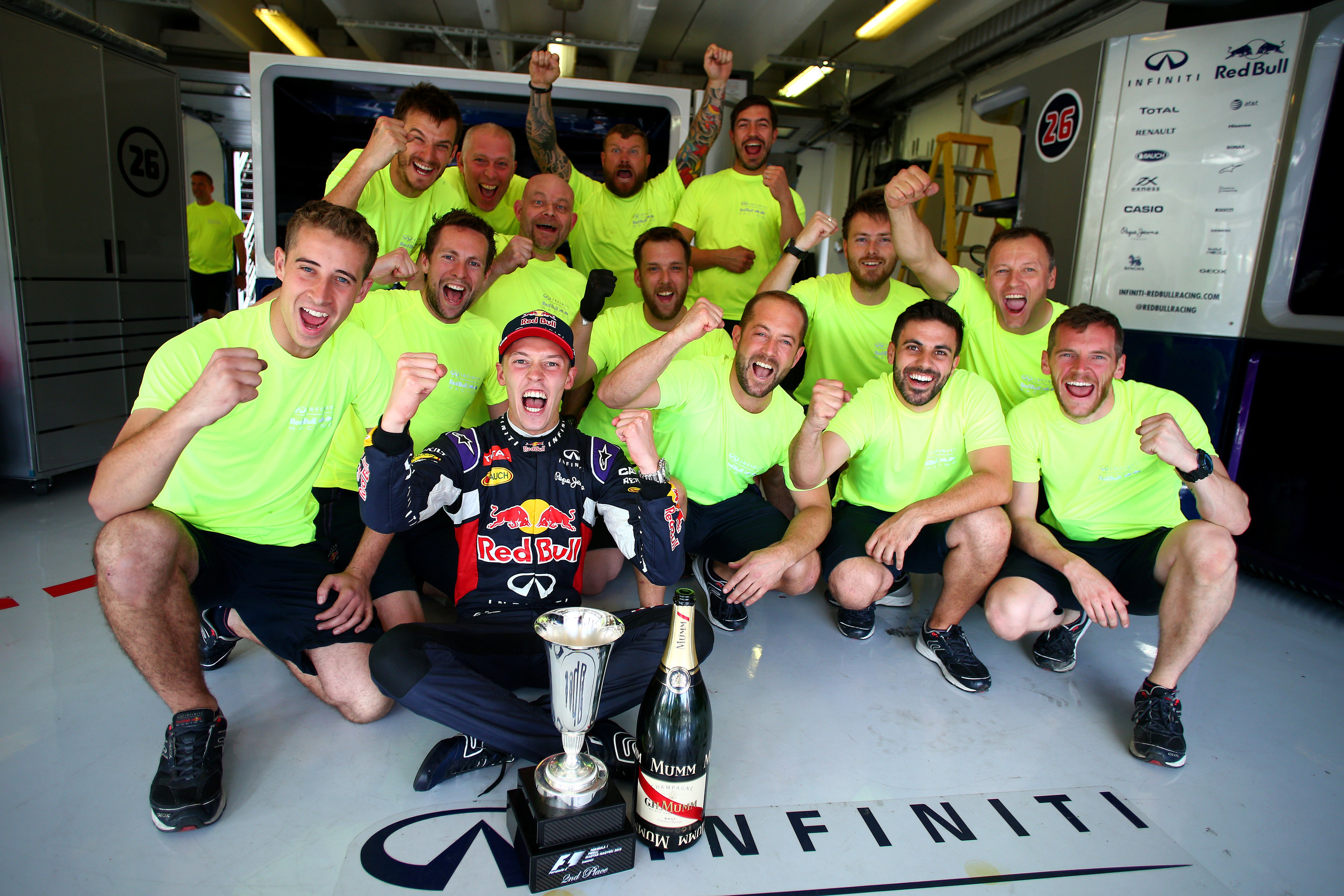 Daniil Kvyat se v Maďarsku s týmem raduje ze zisku prvních stupňů vítězů (foto: Red Bull)